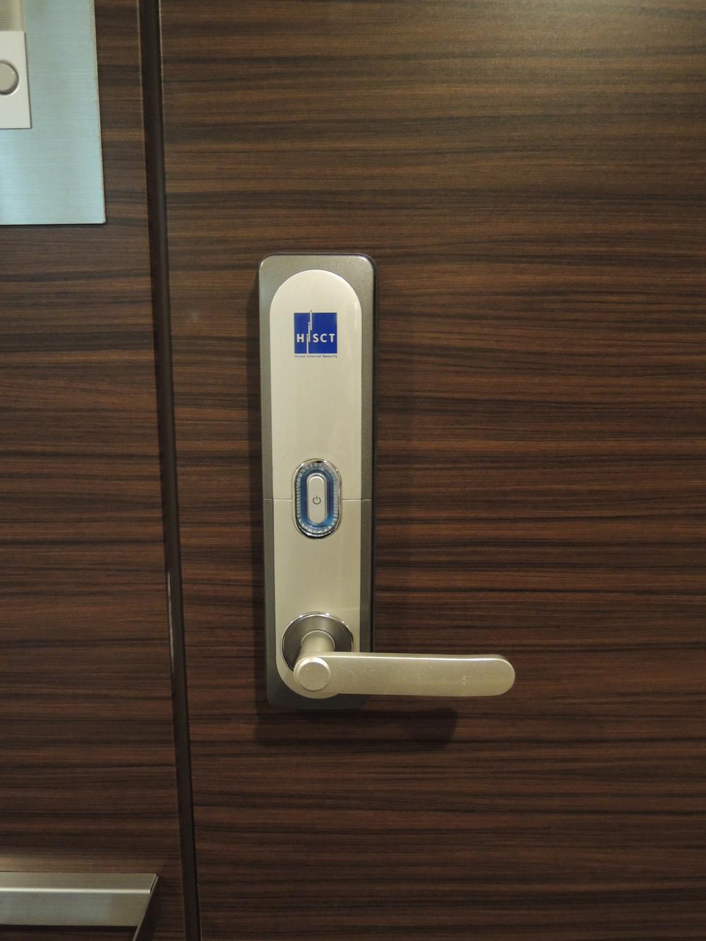 Security equipment.  [Haisekuto] security By the card key can entrance door release of proprietary parts.