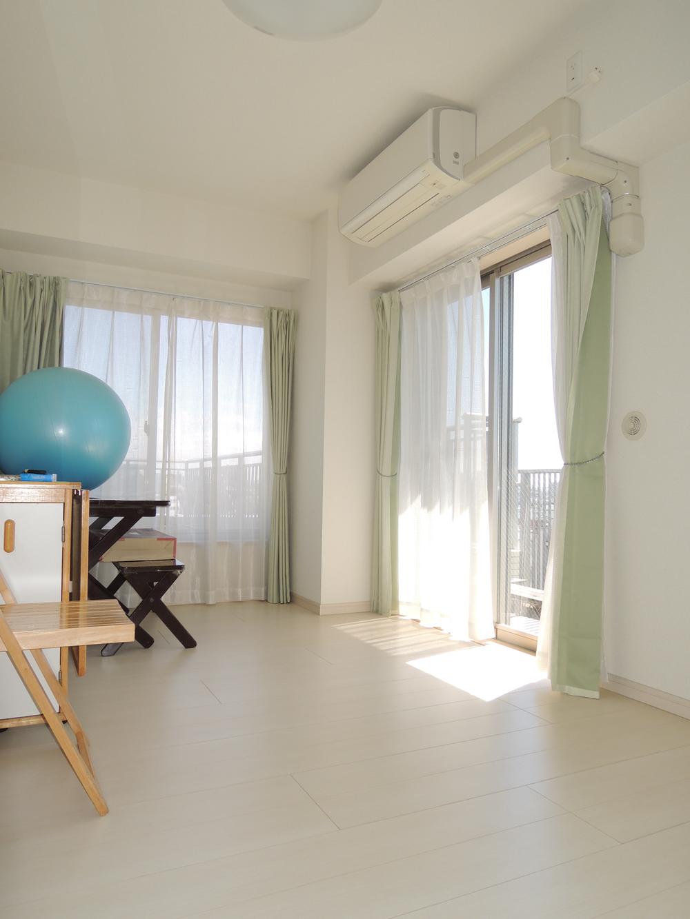 Non-living room. Indoor (10 May 2013) Shooting Western-style (2) 6.2 Pledge bright two-sided lighting of the room.