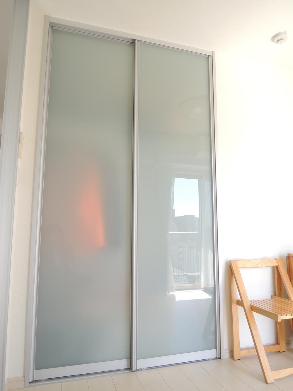 Receipt. Indoor (10 May 2013) Shooting Efficient use of space in the room, Stylish translucent sliding door, closet ※ Storage common