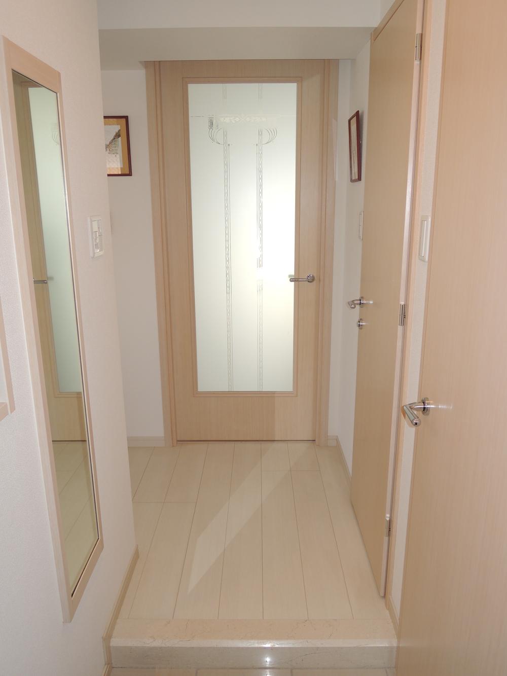 Entrance. Local (10 May 2013) Shooting Bright entrance room approach. Taking lighting. Amount of storage rich shoe-in with cloak