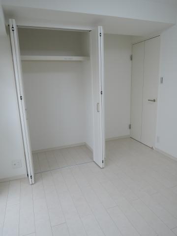 Non-living room. 6 Pledge Western-style