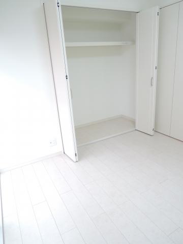 Non-living room. 5.4 Pledge Western-style