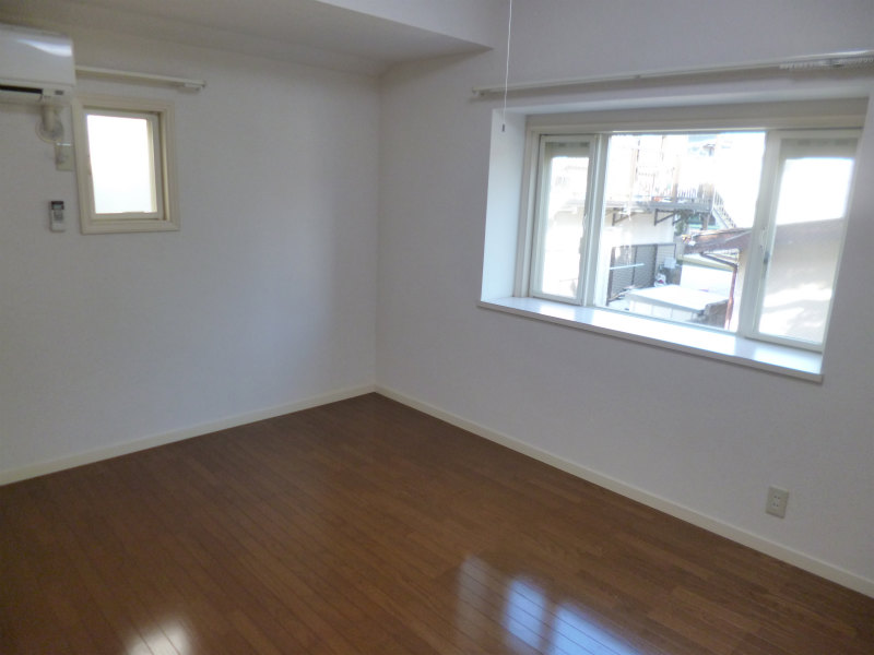 Other room space. Bay window Yes Two-sided lighting