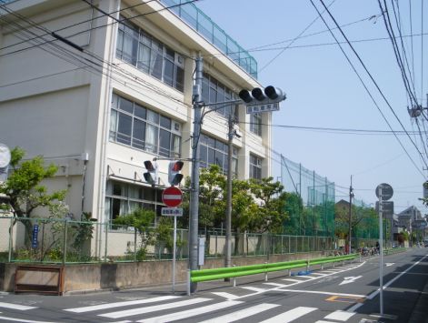 Primary school. Tokumochi up to elementary school (elementary school) 405m