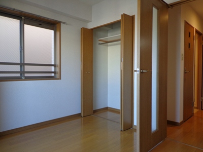 Living and room. Will be Western-style (closet Yes).