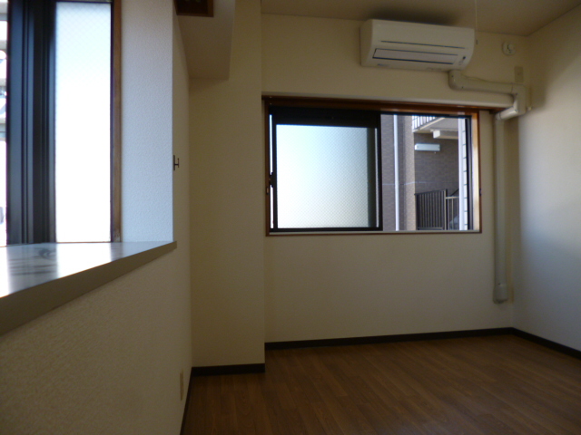 Other room space. Western-style two-sided lighting