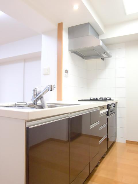 Kitchen. Disposer, Water purifier with! Kitchen stove New replaced.! ! Open counter kitchen to show a wide space!