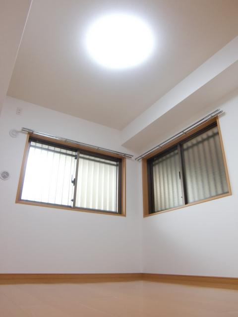 Non-living room. 6.1 Pledge of Western-style! Walk-in closet with!