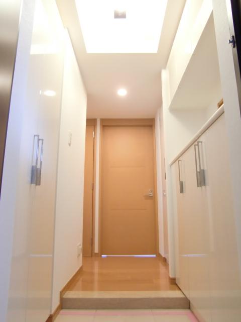 Entrance. Human sensor with light, Also come back suffer from the luggage such as shopping, Sticks light of the lighting in the automatic.