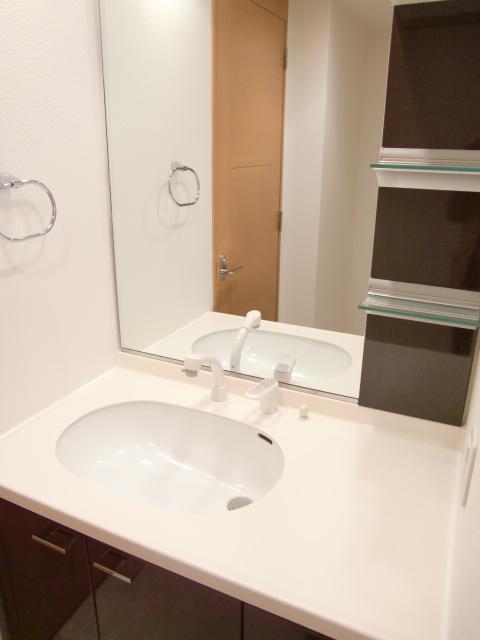 Wash basin, toilet. Wash basin