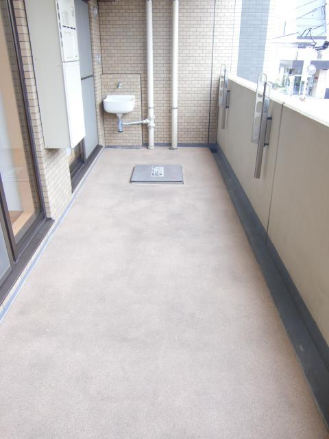 Balcony. Spacious balcony with a 12.60 sq m! Since the Garden sink is attached, You can also enjoy, such as gardening and home garden.