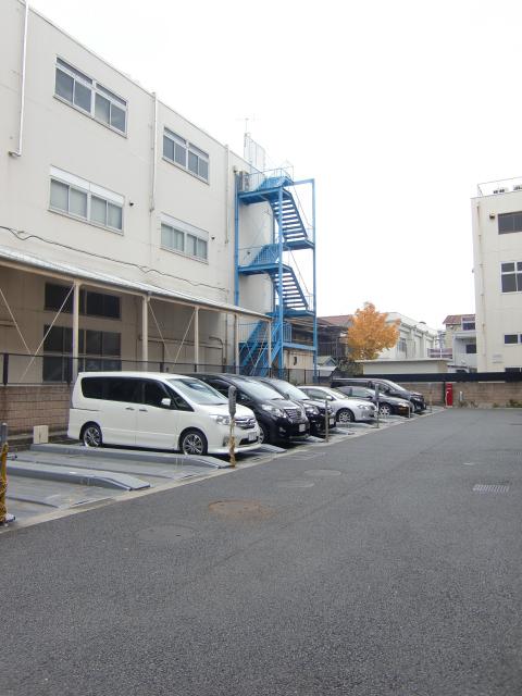 Parking lot. On-site parking sky there (six minutes)