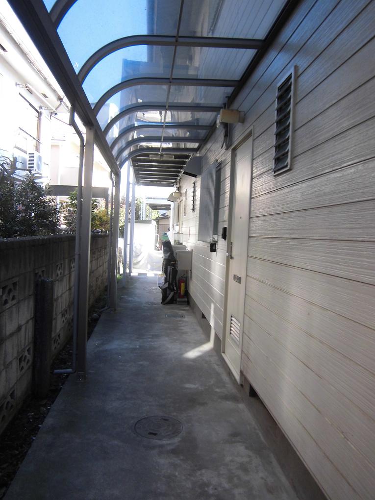 Building appearance. Outside the corridor roofed