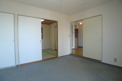 Living and room. Because the floor is a carpeted footsteps also reduce!