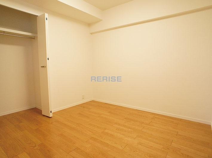 Non-living room. Kitchen next to the Western-style