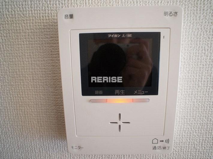 Security equipment. It is with a monitor intercom