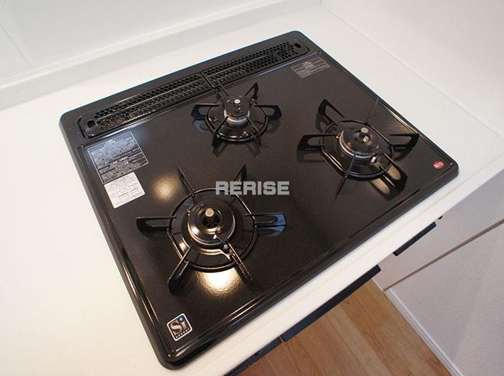 Kitchen. 3-neck is a gas stove