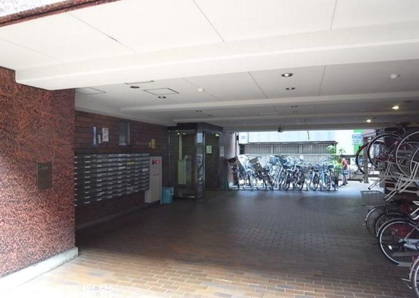 Entrance. Common areas