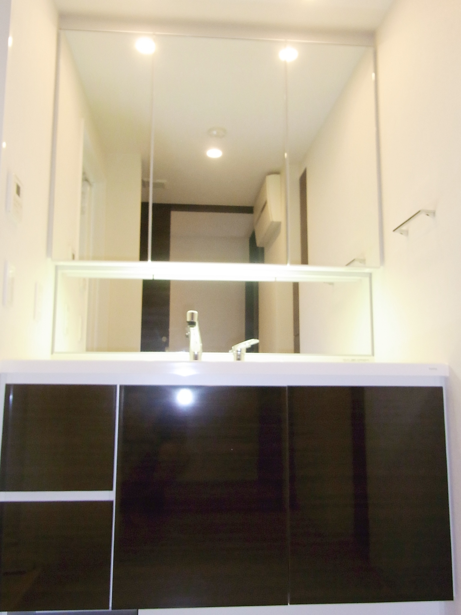 Washroom. Three-sided mirror ・ Washbasin with head shower