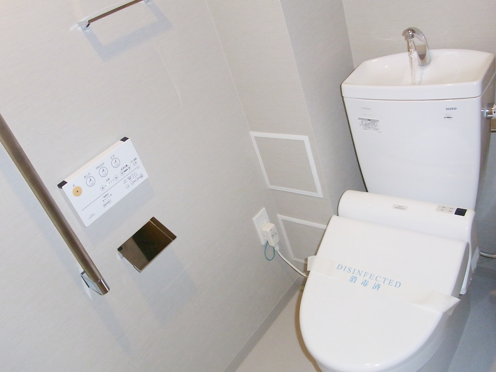 Toilet. Cleaning function with toilet seat