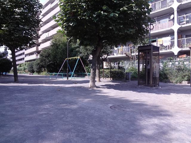 park. Is a park overlooking from balcony.