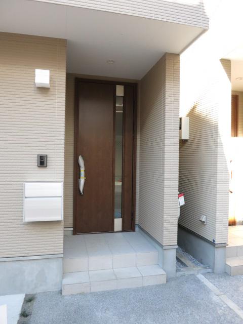 Entrance. Same specifications