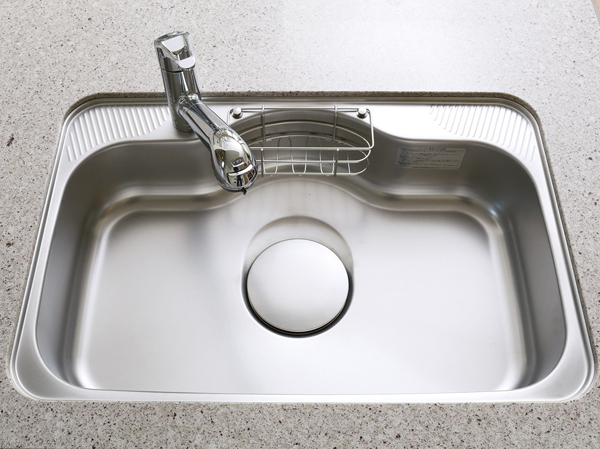 Kitchen.  [Quiet wide sink] Whole washable wide sizes such as a large pot. To reduce the sound of the water wings, Conversation is also easy to silent type at the time of washing.