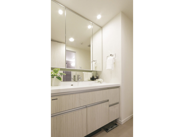 Bathing-wash room.  [Powder Room] Vanity bowl integrated counter, The seam without care is easy to keep clean at any time. Also, Storage of triple mirror back, Vanity the bottom of the health meter space, Further use of the bowl before the glove compartment, You can clean the vanity around.