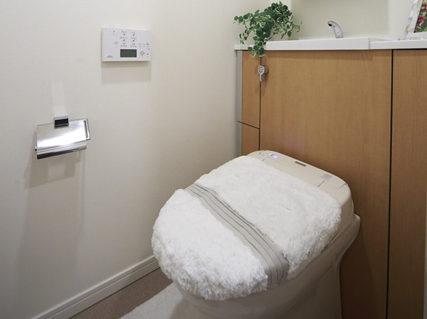 Toilet.  [Washlet (hand washing integrated cabinet)] Equipped with a heating function and deodorization function of the toilet seat, Standard equipped with a bidet. further, Was established hand washing-integrated cabinet accessories, etc. can be refreshing storage.