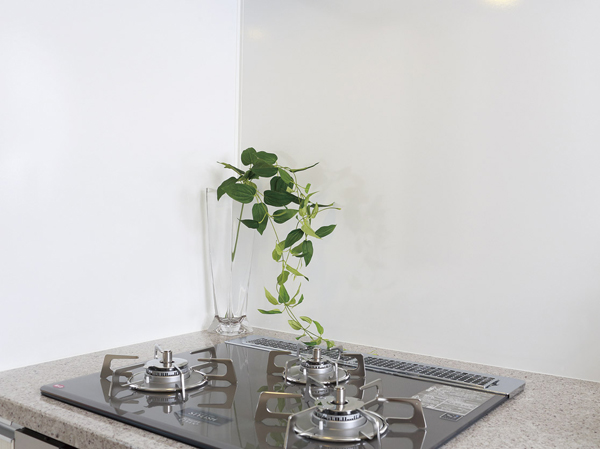 Kitchen.  [Enamel kitchen panel] The kitchen wall, Adopted enamel kitchen panel, which is a beautiful surface treatment. Care is also easy, You can also attach a magnet.