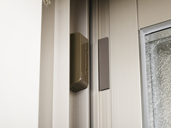 Security.  [All dwelling units security window sensors] Set up a crime prevention sensor to dwelling unit of the window in order to prevent a suspicious person from entering from the window. As well as notified by the alarm and to sense an abnormal, Problem in the security company. (Except for the surface lattice with window) (Model Room H type)