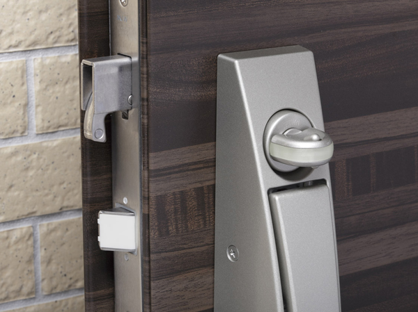 Security.  [Crime prevention thumb turn & sickle dead lock] Crime prevention thumb-turn and sickle dead lock to protect the house from prying the door due to incorrect lock and bar has been adopted in the front door by a thumb turn turning. (Model Room H type)