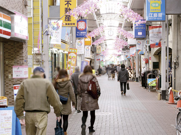 Surrounding environment. Arcade type of mall that boasts the Ota maximum number of stores spread to the area from the Kyokyusen "variegated" station to the JR Keihin Tohoku Line. The first Tuesday and 18 days each month, such as "variegated bargain battle" will be held, Full of bustle and vibrant, Live it has become a recreation of the people. (Variegated mall / About 60m ・ 1-minute walk)