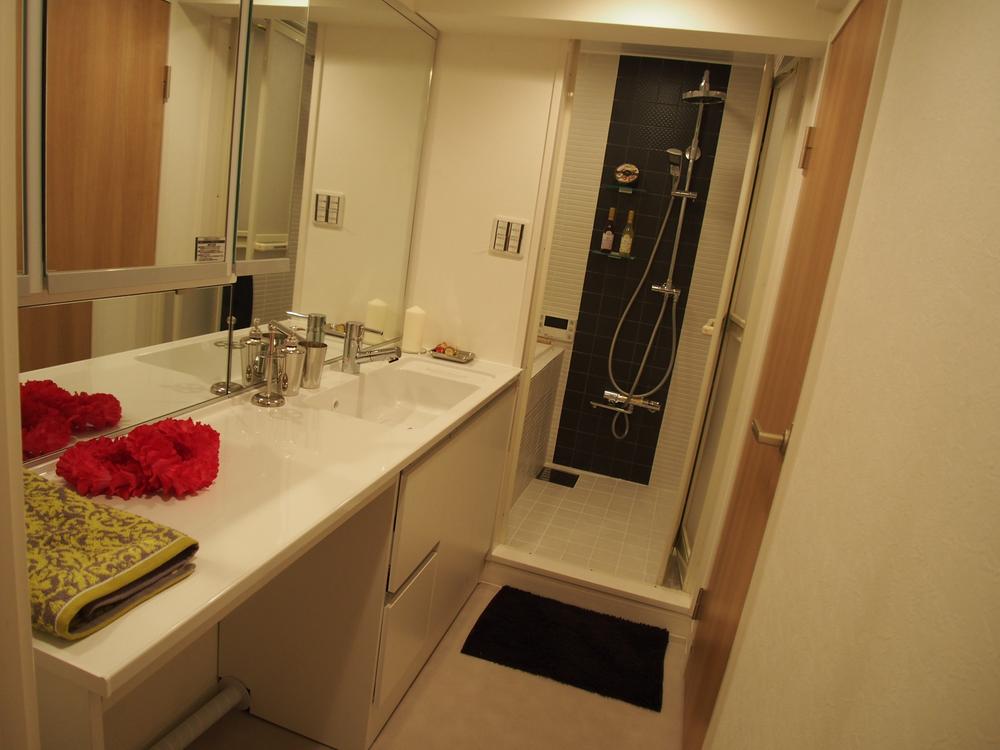 Wash basin, toilet. Indoor (11 May 2013) Shooting