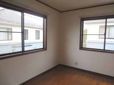 Other room space. Bright Western-style two-plane window of (reference)