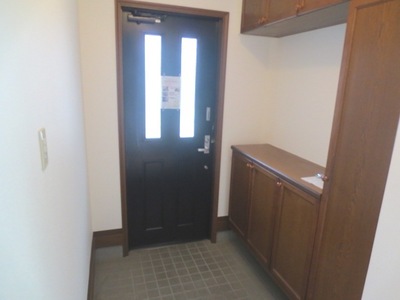 Entrance. Shoe box with a front door (Reference)