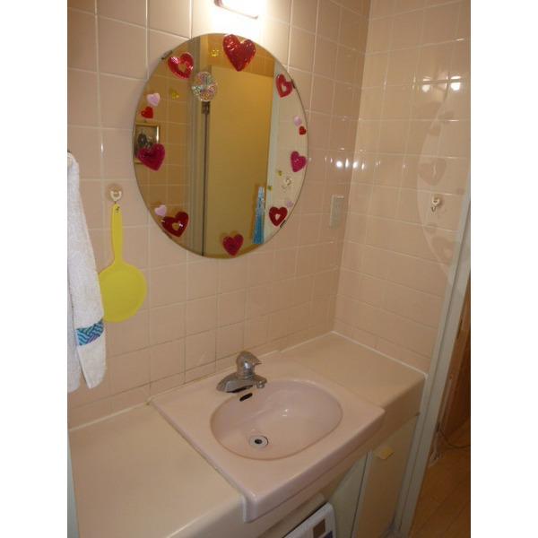 Wash basin, toilet. Wash basin