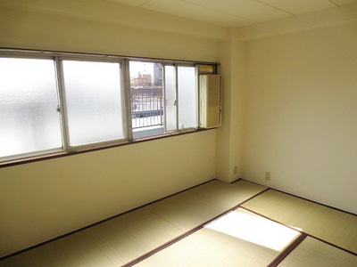 Living and room. Day good