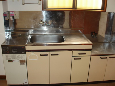 Kitchen. Gas stove 2 burners installed Allowed