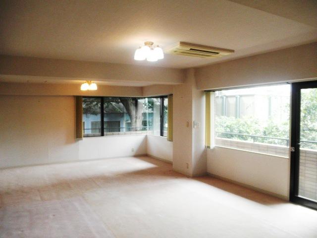 Living. east ・ South Bright two-sided opening the living room about 24 Pledge (September 2013) Shooting