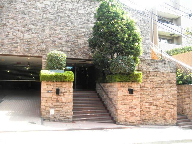 Local appearance photo. Appearance Entrance Photo left hand is on-site parking (September 2013) Shooting