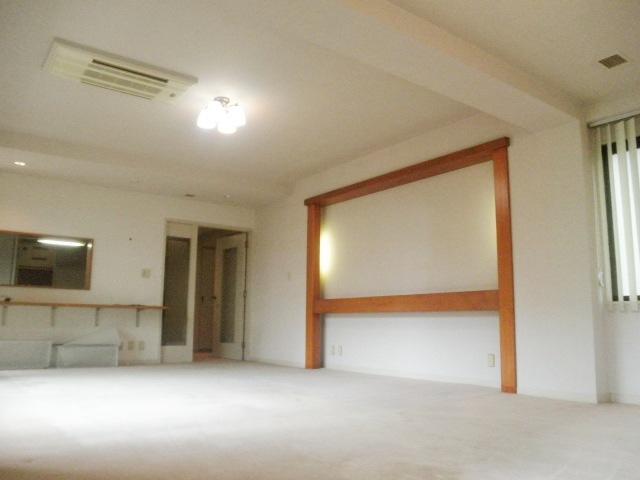 Living. east ・ South Bright two-sided opening the living room about 24 Pledge (September 2013) Shooting