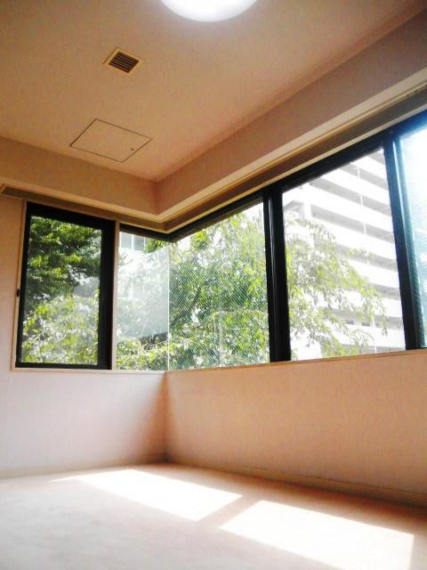 Non-living room. Bright dining room of about 7.4 quires