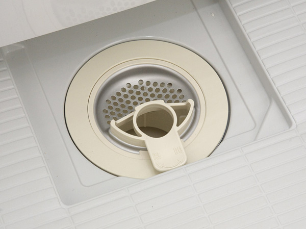 Bathing-wash room.  [Swish swish and clean the drain outlet] Easily gathered hair, Drain outlet of discarded easy new shape. Fluorine-based special coating on the surface prevents the dirt, You can also easily cleaned.