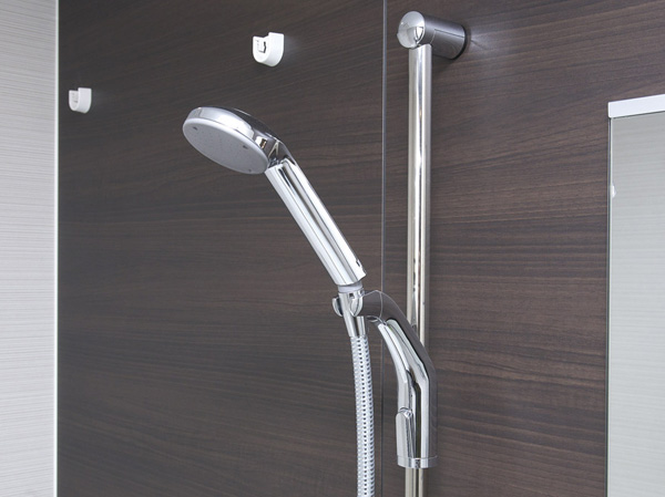 Bathing-wash room.  [Shower slide bar] According to the people and the attitude to use, Has adopted a shower slide bar to the height and angle of the shower can be adjusted freely.