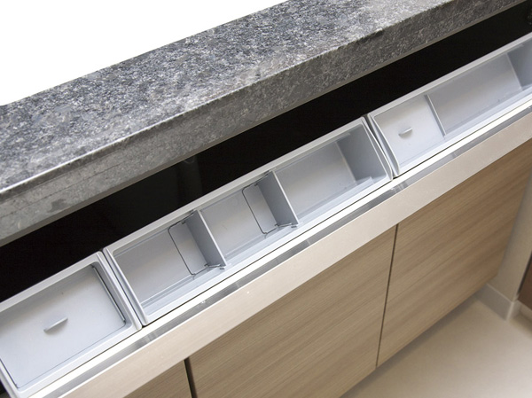 Bathing-wash room.  [Basin pocket] And the storage capacity up around the vanity, Easy to use small parts used in make-up, You can clean and storage.