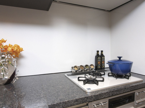 Kitchen.  [Enamel kitchen panel / Natural stone counter] Enamel kitchen panel in noncombustible, discoloration ・ Even less peace of mind concern of deterioration. Just wipe a quick at will to clean, Easy to clean. You can also use the magnet, Small organize also possible. Counter top plate decorated with natural stone, It enhances the feeling of luxury and functionality.