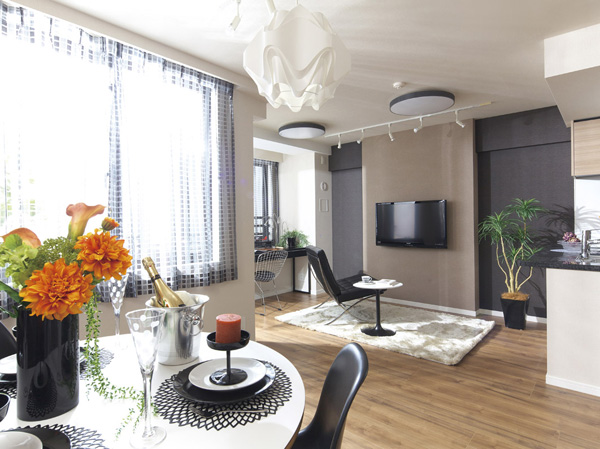 Living.  [living ・ dining] Living which adopted the corner sash ・ dining. It provided a lot of openings, It is daylight rich and airy space.