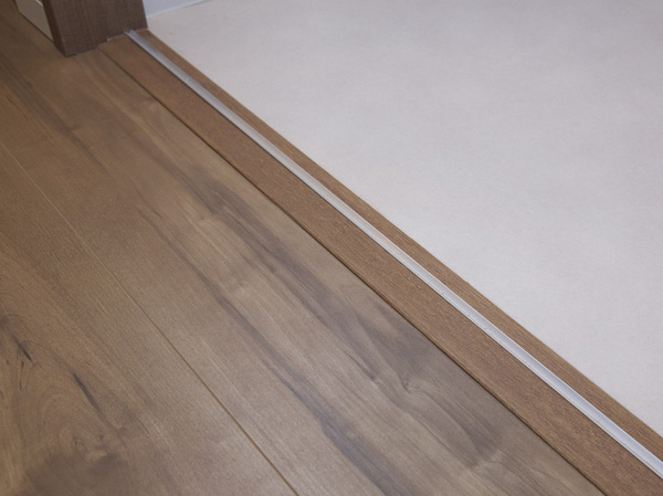 Building structure.  [Flat Floor] Because the difference in level of less flat floor design, Worry small children and the elderly walking. It was friendly to fall due stumbling. (Less than, Select Plan published photograph of an enlarged model Room C type (LD / Application deadline Yes ・ Free of charge) is what was taken in November 2012. Also, And a part paid option. furniture ・ Furniture etc. are not included in the sale price. )