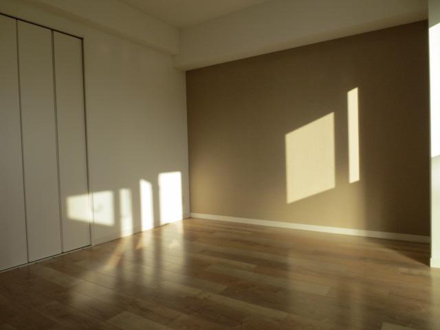 Non-living room. South-facing Western-style about 5.5 tatami mats with closet